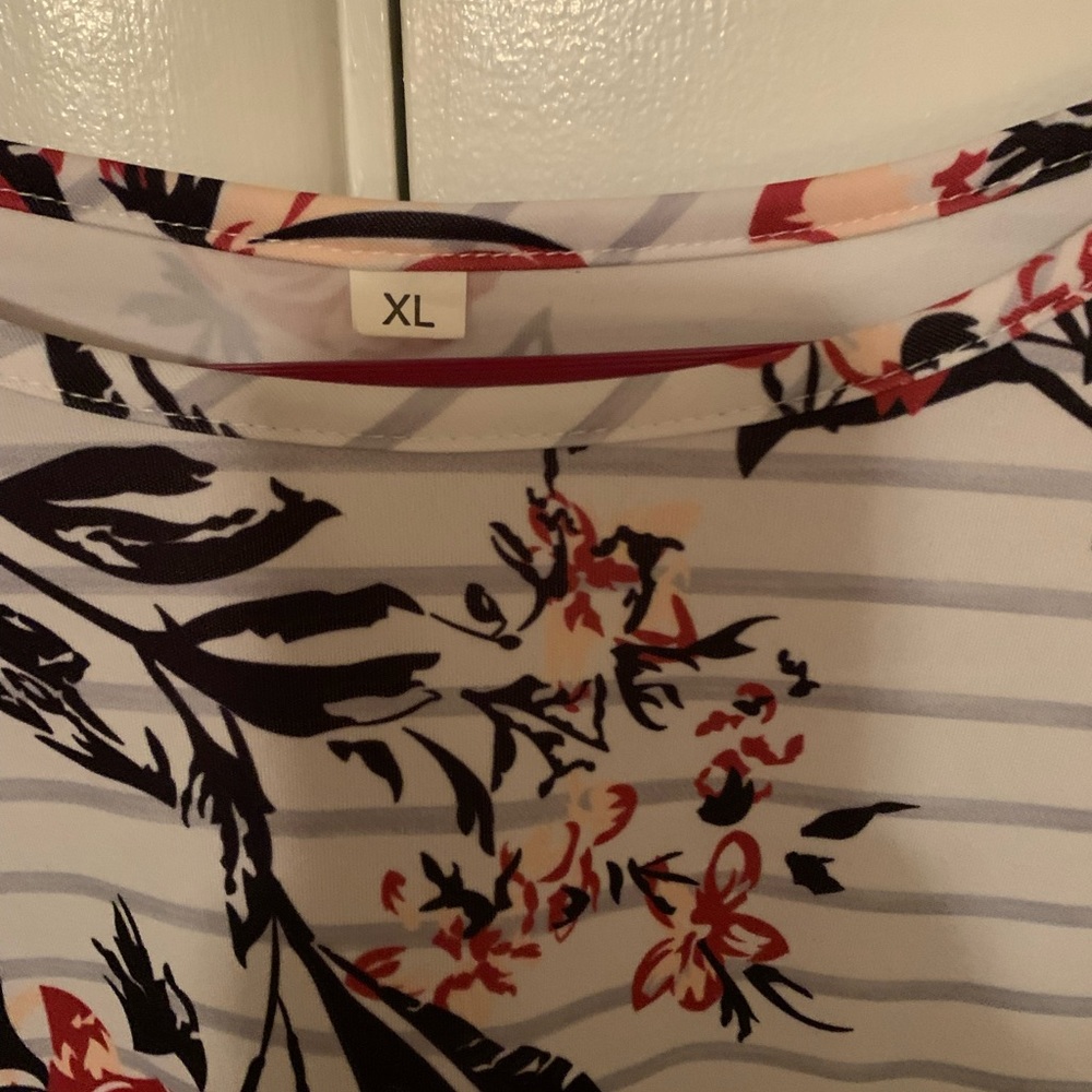Beautiful 3/4 sleeve. Soft material the front has design, back detailed buttons